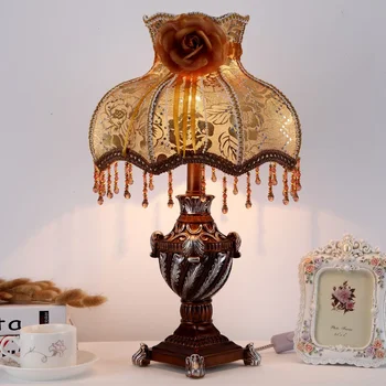 Европейская настольная лампа Nordic Luxury Настольный светильник на основе смолы Прикроватная тумбочка для спальни Декоративная Средиземноморская Теплая Гостиная Кабинет